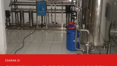 Instalasi pengolahan air reverse osmosis di dalam ruangan, dengan teks judul "Crystalline Produk Indonesia"