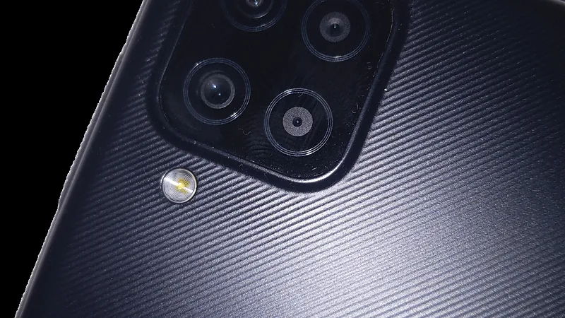 Close-up modul empat kamera belakang Samsung Galaxy A12 berwarna hitam dengan bodi bertekstur garis