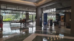 Pintu masuk Samsung Experience Store di dalam mal Senayan Park, Jakarta, dengan logo SAMSUNG menyala dan meja pajangan perangkat