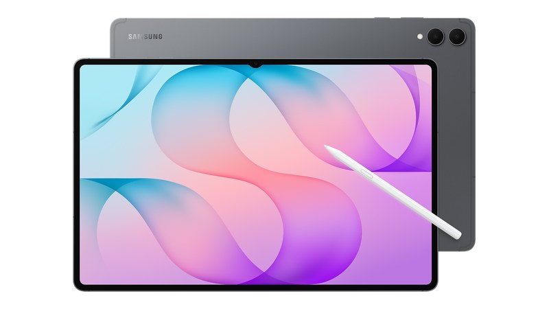 Galaxy Tab S12 Ultra tampak depan dan punggungnya berdampingan; sisi belakang abu-abu berlogo SAMSUNG dengan dua kamera bulat, dan S Pen putih tergeletak di depannya