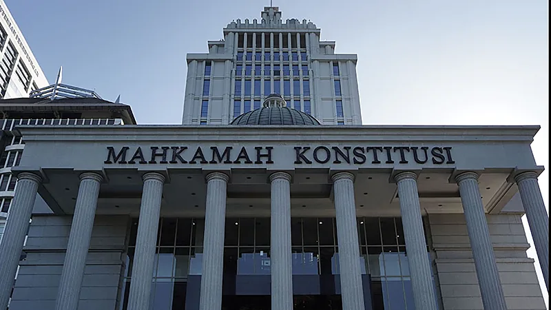 Fasad gedung Mahkamah Konstitusi dengan tulisan MAHKAMAH KONSTITUSI di atas barisan pilar