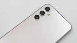 Sudut atas punggung Samsung Galaxy A34 5G warna perak di atas latar putih, memperlihatkan tiga lensa kamera melingkar dan lampu kilat kuning