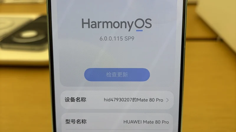 Layar menu Tentang Ponsel sebuah HUAWEI Mate 80 Pro yang menampilkan HarmonyOS versi 6.0.0.115