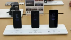 Tiga unit Huawei seri Mate 80 berjajar di meja pajang toko, berlabel Mate80, Mate80 Pro, dan Mate80 Pro Max
