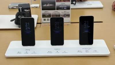Tiga unit Huawei seri Mate 80 berjajar di meja pajang toko, berlabel Mate80, Mate80 Pro, dan Mate80 Pro Max