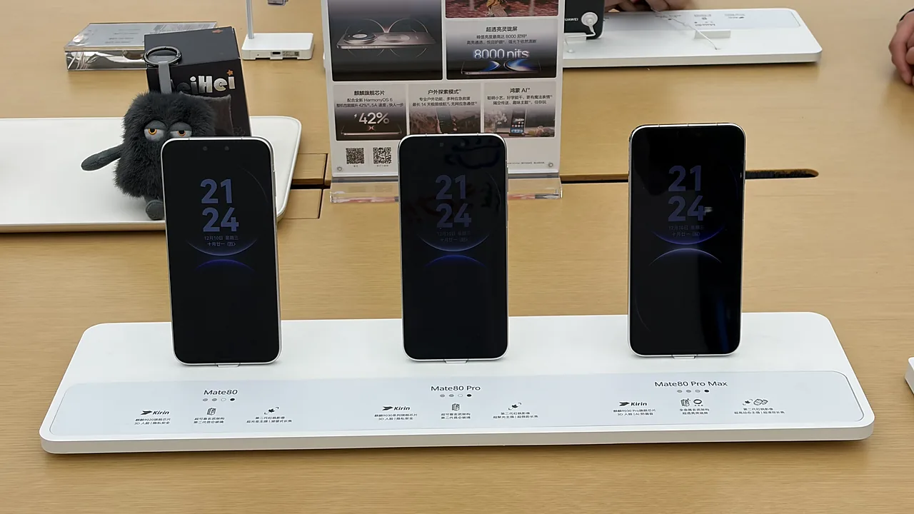 Tiga unit Huawei seri Mate 80 berjajar di meja pajang toko, berlabel Mate80, Mate80 Pro, dan Mate80 Pro Max