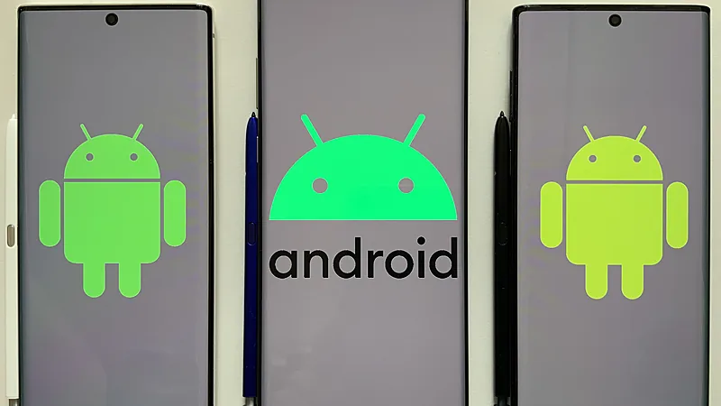 Tiga ponsel Samsung Galaxy Note 10 berjajar, masing-masing menampilkan logo robot Android hijau di layarnya