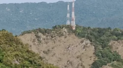 Dua menara BTS berdiri di puncak bukit berhutan di Aceh Besar