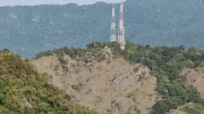 Dua menara BTS berdiri di puncak bukit berhutan di Aceh Besar