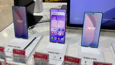 Tiga unit pajangan Galaxy S26 Ultra, Galaxy S26+, dan Galaxy S26 berdiri berjajar di meja gerai dengan kartu pemesanan berbahasa Jepang