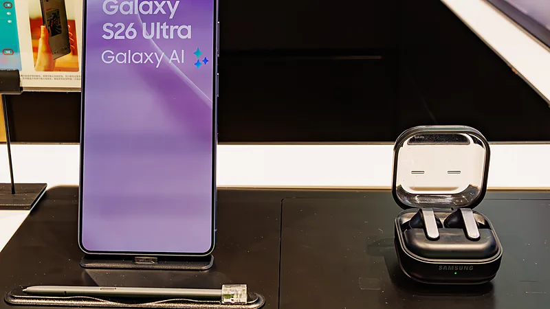 Unit pajangan Galaxy S26 Ultra menampilkan tulisan Galaxy S26 Ultra dan Galaxy AI di layar, dengan S Pen di depannya dan wadah Galaxy Buds4 Pro terbuka di sebelah kanan