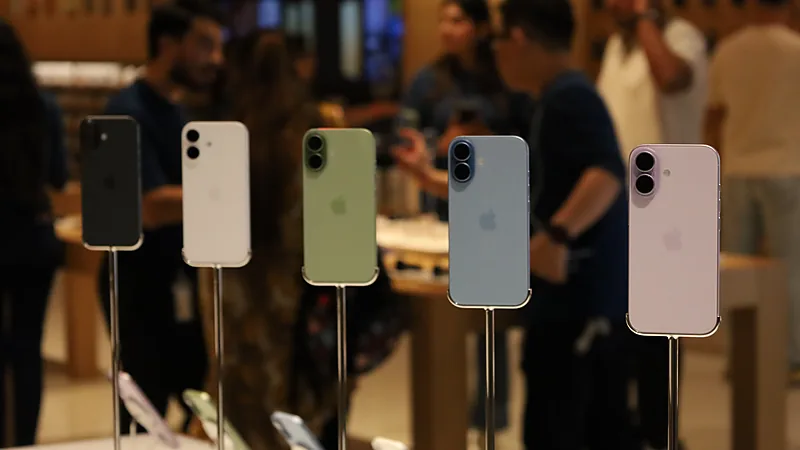 Lima unit iPhone 17 dalam warna hitam, putih, hijau sage, biru muda, dan lavender dipajang di atas penyangga di gerai Apple Store
