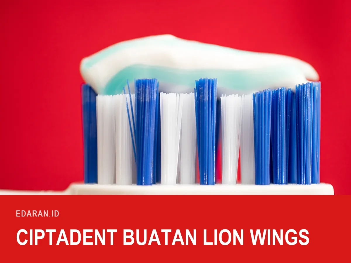 Pasta gigi putih kehijauan di atas sikat gigi berbulu biru putih dengan latar merah, dengan teks judul "Ciptadent Buatan Lion Wings"