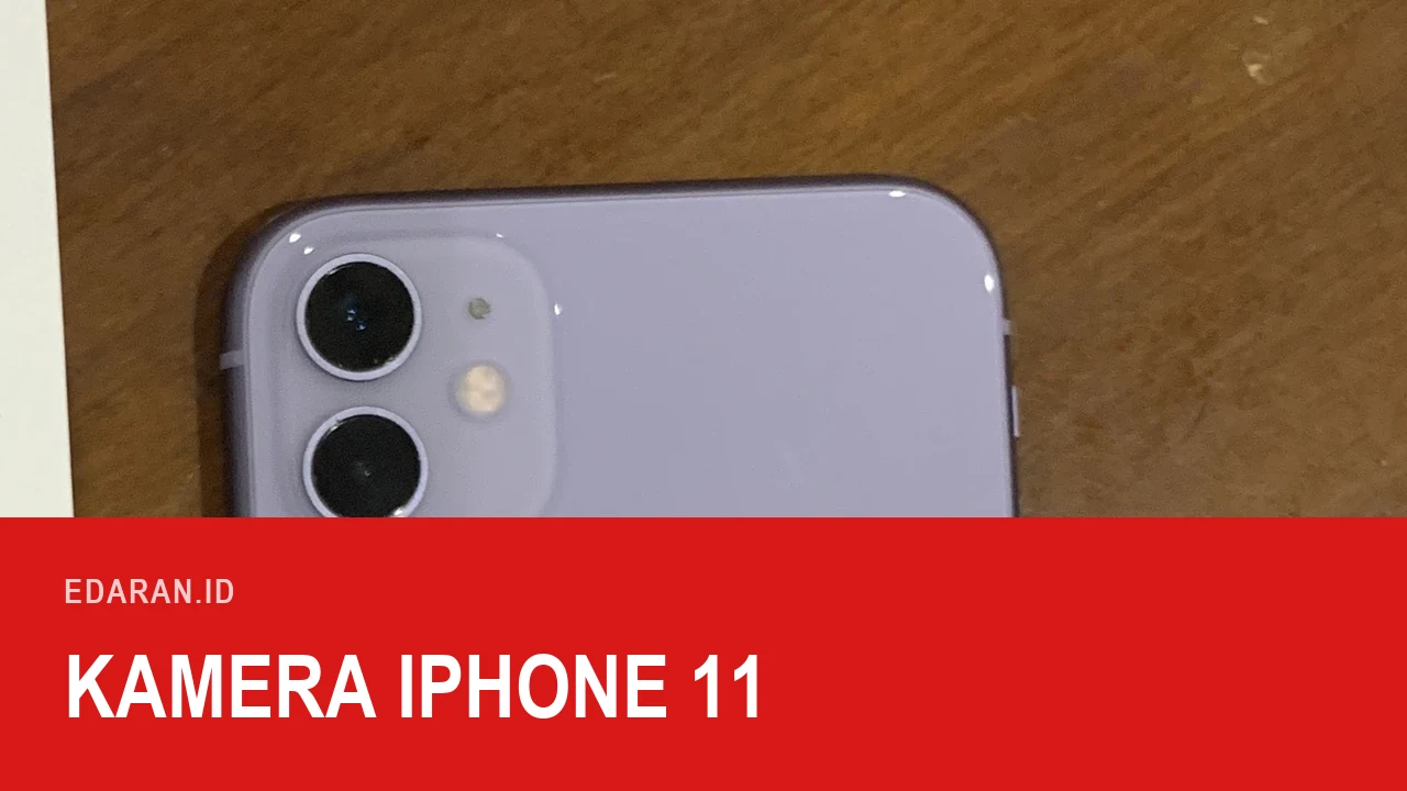 Punggung iPhone 11 ungu di atas meja kayu dengan modul dua kamera, dengan teks judul Kamera iPhone 11