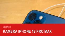 Modul kamera iPhone 12 Pro Max biru dengan tiga lensa, lampu kilat, dan pemindai LiDAR, dengan teks judul Kamera iPhone 12 Pro Max