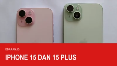 Punggung iPhone 15 merah muda bersebelahan dengan iPhone 15 Plus hijau yang terlihat lebih lebar
