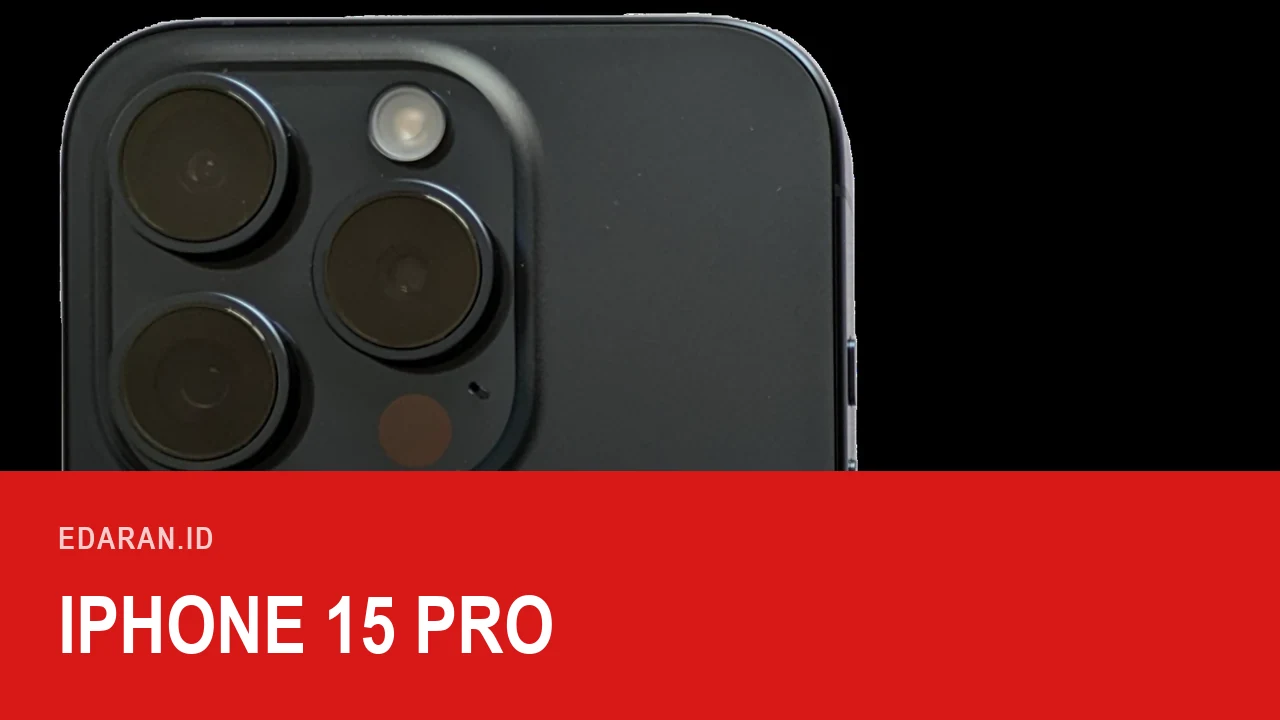 Punggung iPhone 15 Pro titanium hitam dengan tiga lensa kamera dan pemindai LiDAR, dengan teks judul iPhone 15 Pro
