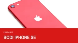 Punggung iPhone SE 4,7 inci warna merah PRODUCT RED dengan satu kamera, dengan teks judul Bodi iPhone SE
