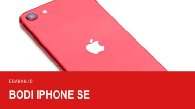 Punggung iPhone SE 4,7 inci warna merah PRODUCT RED dengan satu kamera, dengan teks judul Bodi iPhone SE