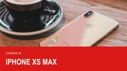 iPhone XS Max emas tergeletak di meja kayu di samping secangkir kopi, dengan teks judul iPhone XS Max