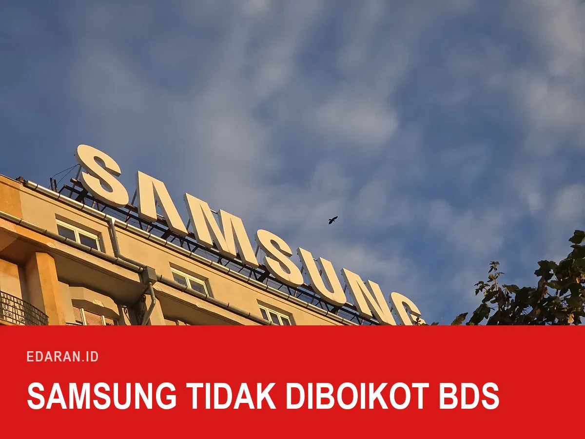 Papan nama SAMSUNG di atap sebuah gedung di Budapest dengan langit sore, dengan teks judul "Samsung Tidak Diboikot BDS"