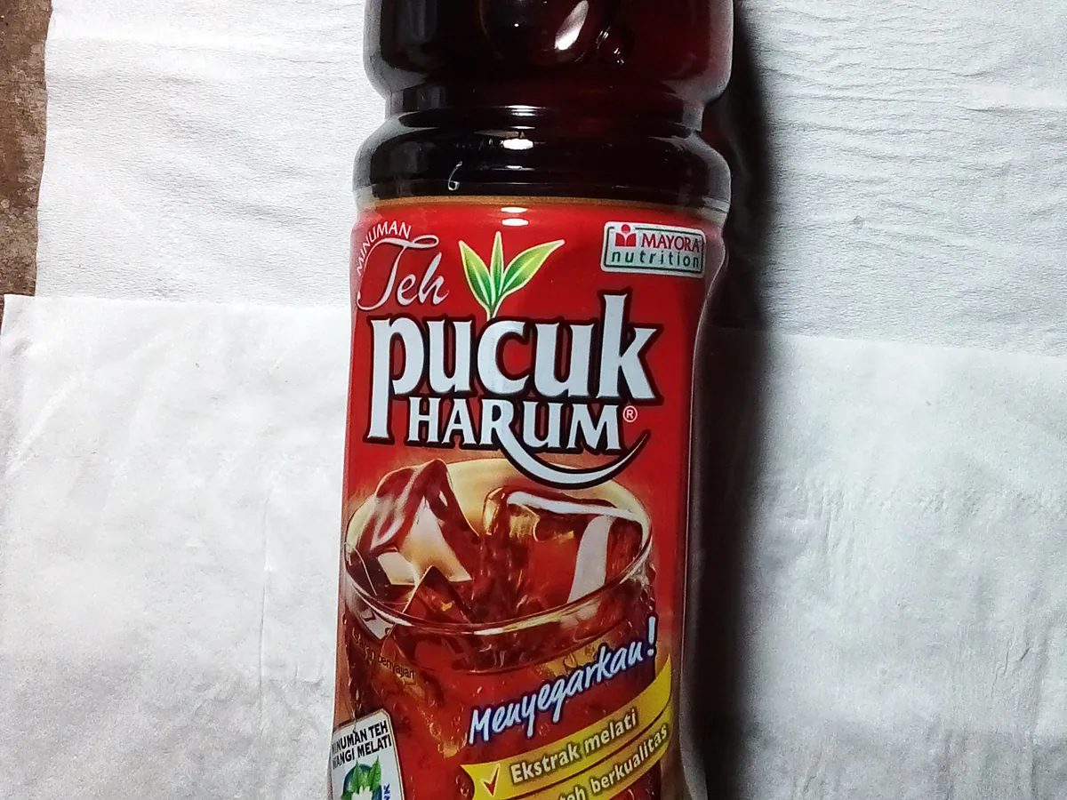 Botol Teh Pucuk Harum dengan logo Mayora terlihat di sudut kanan atas label