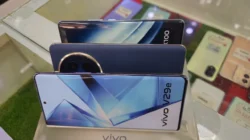 Tiga unit pajangan HP vivo bertumpuk di etalase gerai, unit terdepan bertuliskan vivo V29e
