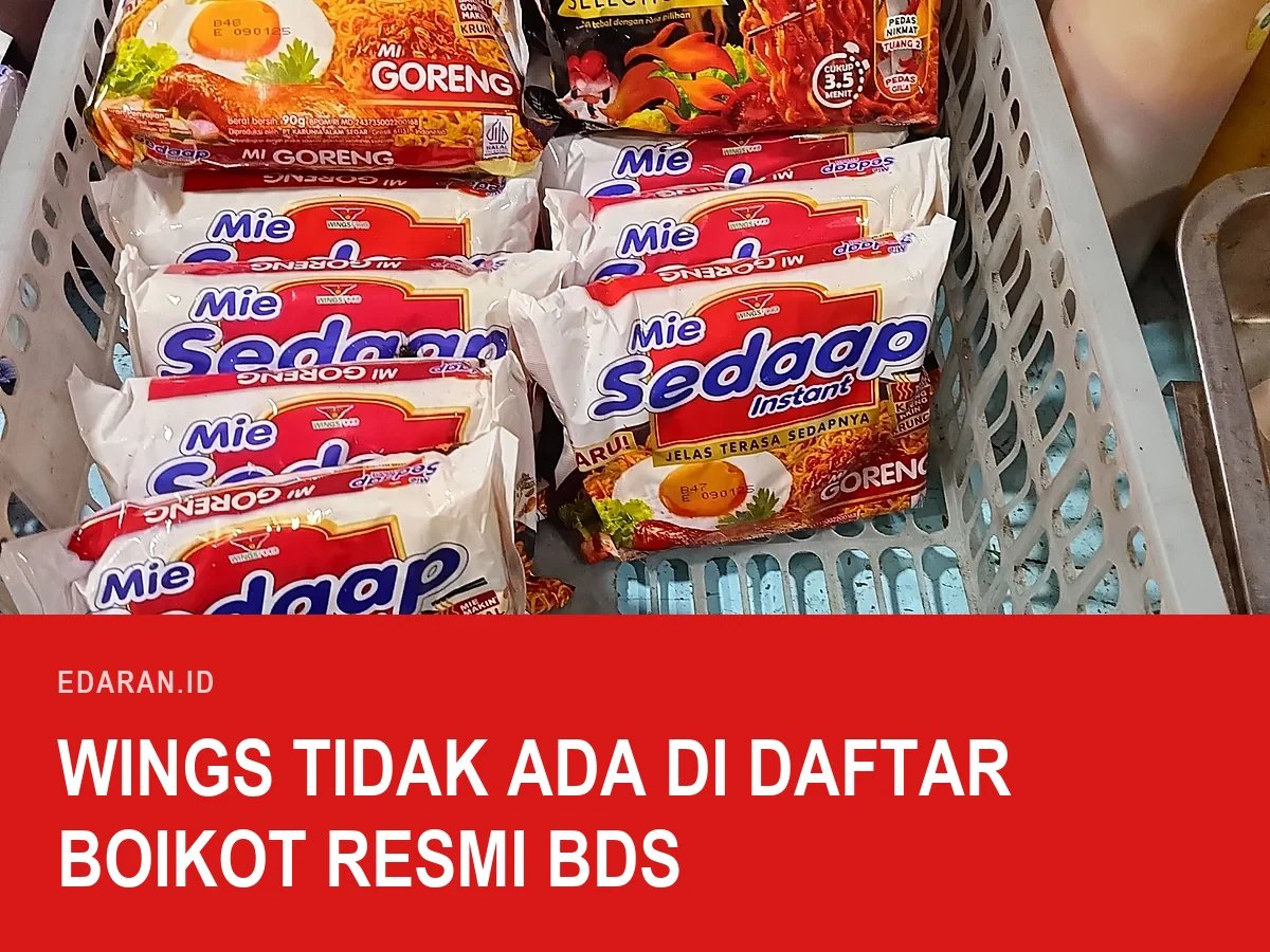 Beberapa bungkus Mie Sedaap aneka rasa di dalam keranjang belanja toko, logo WINGS FOOD terlihat di kemasan, dengan teks judul "Wings Tidak Ada di Daftar Boikot Resmi BDS"