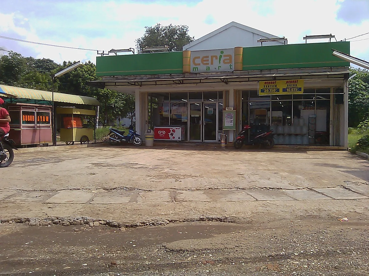 Rak minimarket Ceria Mart di Cileungsi berisi aneka produk kebutuhan rumah tangga